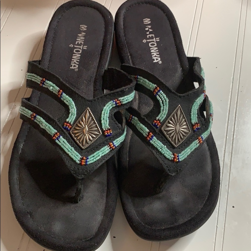 Minnetonka 70028 Black Thong Sandal - Sz 7. FFT0480F